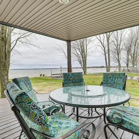 Pet-Friendly Houghton Lake House Steps To Lake!